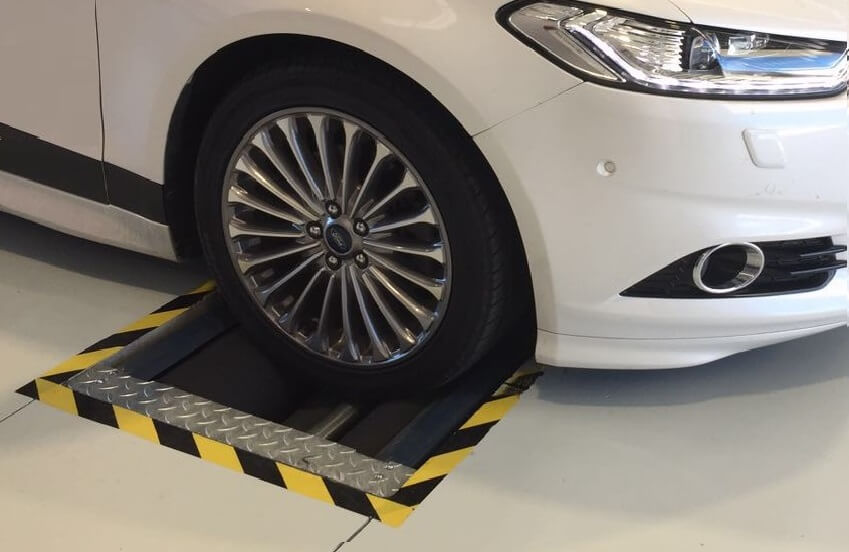 Rampă ITP modernă cu mașină în inspecție